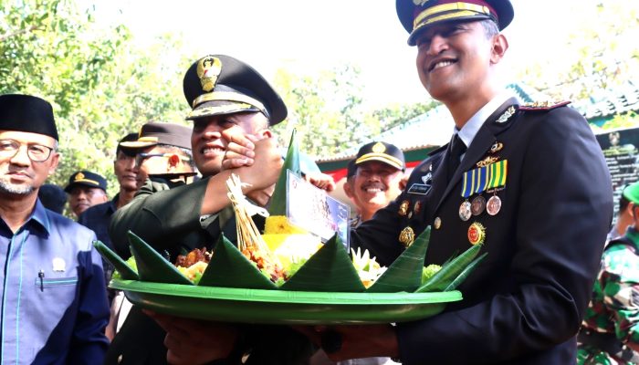 Kejutan…!, Kapolres Pamekasan Bawa Nasi Tumpeng Saat Hadiri HUT TNI Ke-78 di Makodim 0826 Pamekasan